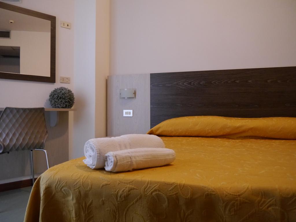 Hotel Monaco - Parcheggio Incluso Min 2 Gg Мілано-Маріттіма Екстер'єр фото