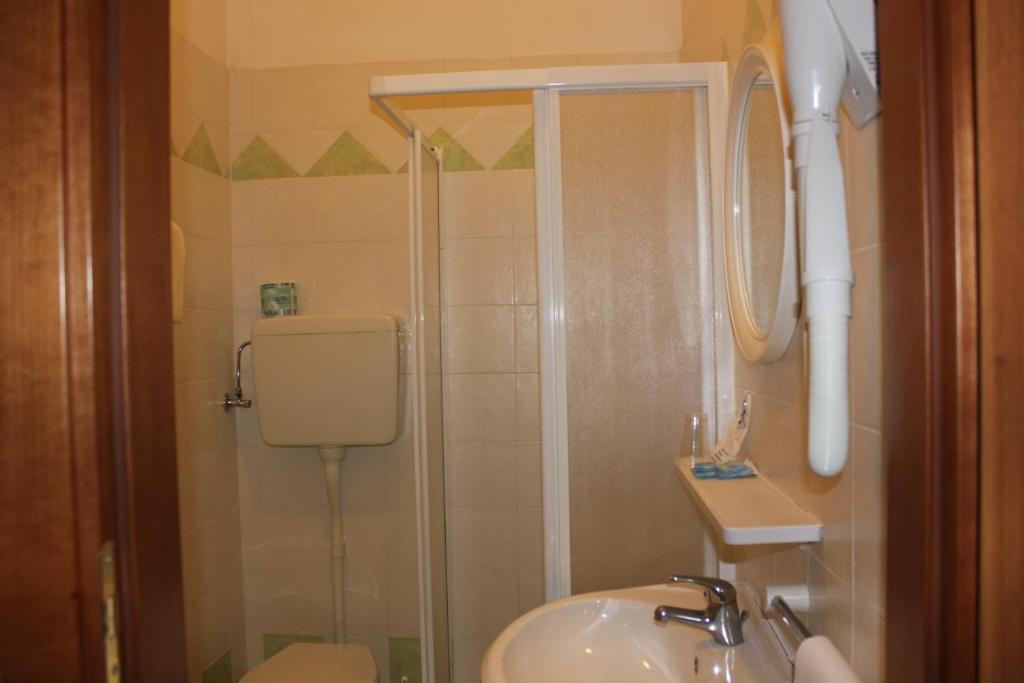 Hotel Monaco - Parcheggio Incluso Min 2 Gg Мілано-Маріттіма Номер фото